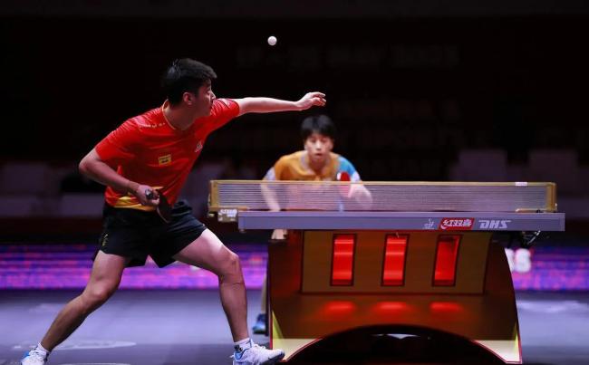 薛飞3-2淘汰张本智和 握拳怒吼庆祝