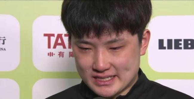 薛飞3-2淘汰张本智和 握拳怒吼庆祝 决胜局爆发